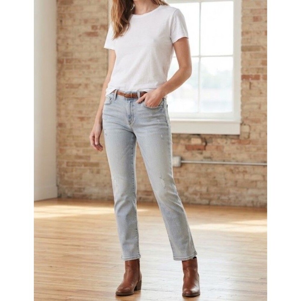Lucky Brand Light Wash Denim Jeans Sz 6/28 Straight Leg Mid Rise Quiet luxury